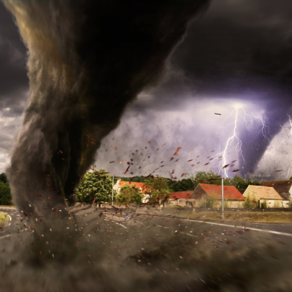 Creepy: Tornado carried everything on its way, there are dead people VIDEO