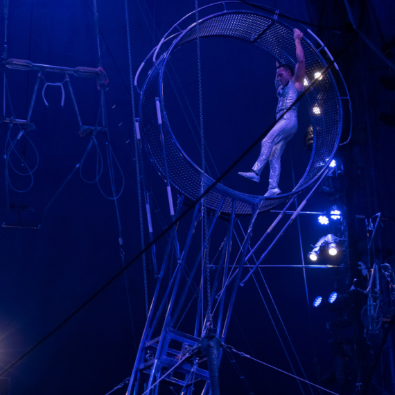 Horor na sceni: Akrobata pao izvodeći tačku "Točak smrti" u cirkusu FOTO